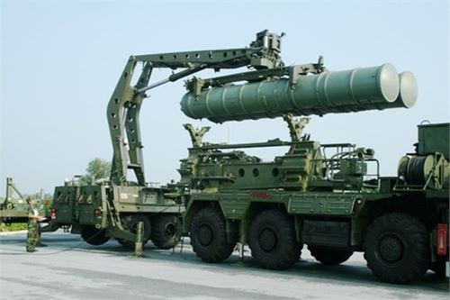 Ban đầu, S-300 được sử dụng để đánh chặn các phương tiện tập kích đường không như máy bay, tên lửa có cánh và tên lửa hành trình. Các phiên bản gần đây, S-300 còn có khả năng đánh chặn tên lửa đạn đạo, máy bay tiêm kích tàng hình, các mục tiêu bay thấp...