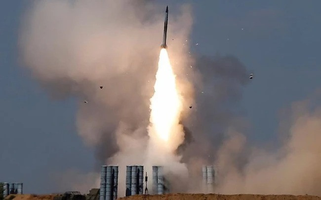 S-300PMU nặng 1.480kg, dài 7m, đường kính thân 0,45m, tốc độ bay 50-120 m/giây. Thời gian triển khai 5 phút, thời gian thu hồi 5 phút; vận tốc di chuyển của xe trên đường nhựa 60 km/giờ, đường dã chiến 30 km/giờ.