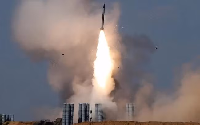 S-300PMU nặng 1.480kg, dài 7m, đường kính thân 0,45m, tốc độ bay 50-120 m/giây. Thời gian triển khai 5 phút, thời gian thu hồi 5 phút; vận tốc di chuyển của xe trên đường nhựa 60 km/giờ, đường dã chiến 30 km/giờ.