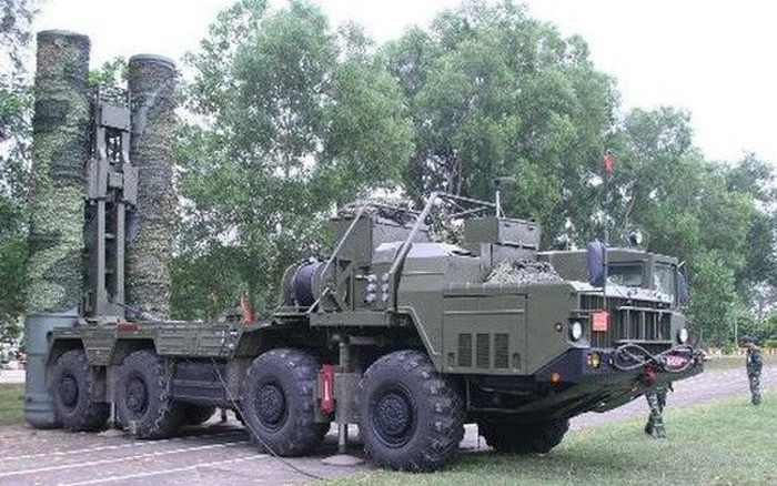 Các biến thể của S-300 được chia thành dòng P phòng không mặt đất, dòng V đánh chặn tên lửa hành trình, dòng F phòng không trên tàu. Trong đó, phiên bản thu hút sự quan tâm của giới quân sự và được sử dụng rộng rãi nhất của dòng P là hệ thống S-300PMU mới.