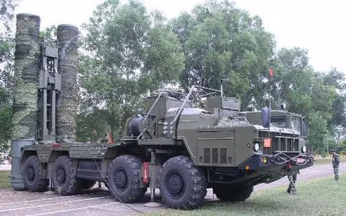 Các biến thể của S-300 được chia thành dòng P phòng không mặt đất, dòng V đánh chặn tên lửa hành trình, dòng F phòng không trên tàu. Trong đó, phiên bản thu hút sự quan tâm của giới quân sự và được sử dụng rộng rãi nhất của dòng P là hệ thống S-300PMU mới.