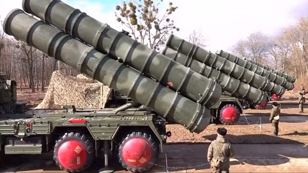 S-300 là hệ thống tên lửa đối không phóng thẳng đứng, sử dụng động cơ tên lửa nguyên liệu rắn, được trang bị đầu đạn nổ mảnh có đương lượng nổ 100kg với ngòi nổ cận đích. Nó có thể khai hỏa tên lửa cao tới 30.000m và có tầm bắn tối đa 90.000m.