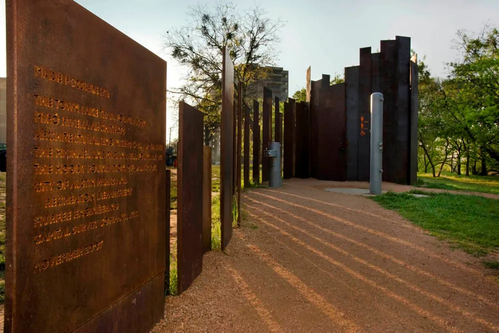 6. Trail Restroom, Austin, Texas: Nhà vệ sinh này được thiết kế như một tác phẩm nghệ thuật, gồm 49 tấm sắt Corten vertikal.(Ảnh:re-thinkingthefuture)