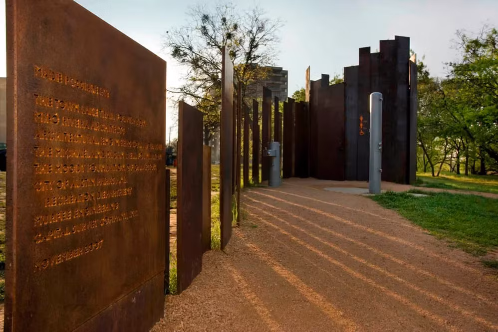 6. Trail Restroom, Austin, Texas: Nhà vệ sinh này được thiết kế như một tác phẩm nghệ thuật, gồm 49 tấm sắt Corten vertikal.(Ảnh:re-thinkingthefuture)