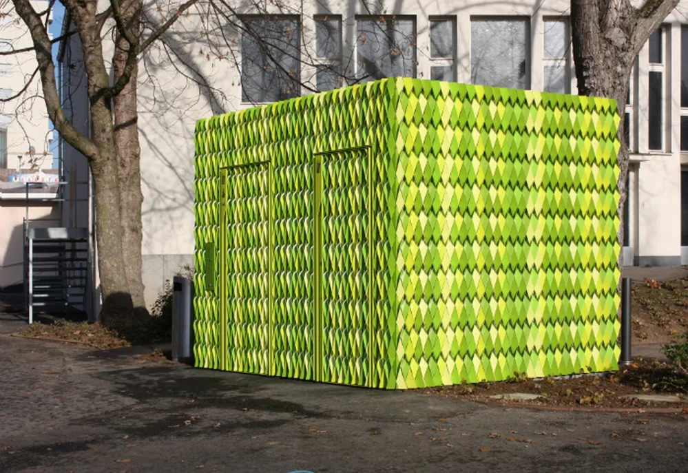 4. Gramazio &amp; Kohler Public Toilets, Uster, Switzerland: Nhà vệ sinh này được làm từ những tấm sắt nhôm, tạo ra hiệu ứng lấp lánh tùy thuộc vào vị trí mặt trời và người quan sát.(Ảnh: re-thinkingthefuture)
