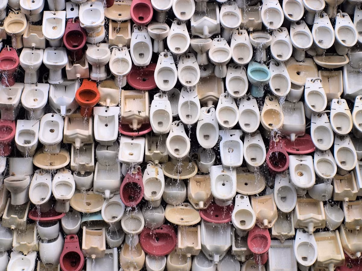 3. Fountain of toilets, Foshan, China: Một thác nhà vệ sinh được làm từ 10,000 bồn cầu, bồn rửa tay và bồn tiểu.(Ảnh:lonelyplanet)