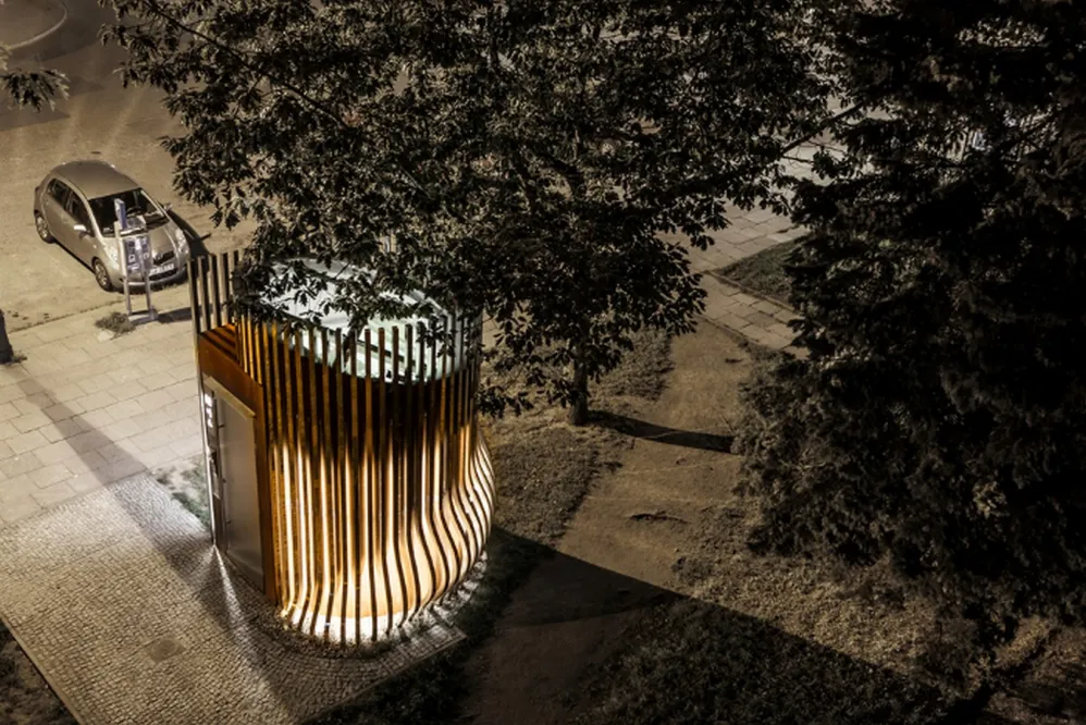 5. Gdansk public toilet, Poland: Nhà vệ sinh này có hình dáng giống hạt mưa và được làm từ sắt vertikal.(Ảnh:re-thinkingthefuture)