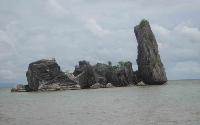 Đáng tiếc, vào năm 2006, tảng đá lớn đã bị đổ sập, nhưng địa danh này vẫn giữ nguyên sức hấp dẫn với du khách.(Ảnh: Người Lao Động)