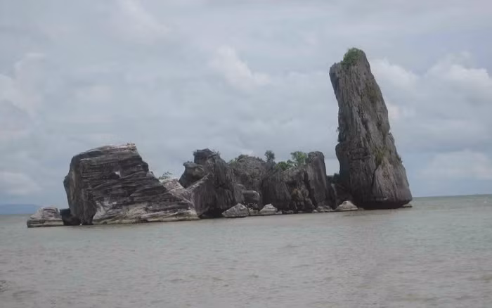 Đáng tiếc, vào năm 2006, tảng đá lớn đã bị đổ sập, nhưng địa danh này vẫn giữ nguyên sức hấp dẫn với du khách.(Ảnh: Người Lao Động)