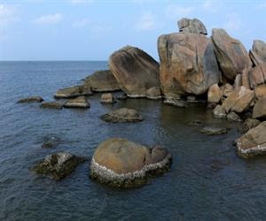 Hòn Đá Bạc còn là điểm đến lý tưởng để ngắm hoàng hôn và bình minh trên biển, cũng như tìm hiểu về hệ sinh thái phong phú của vùng đất cuối cùng Việt Nam.(Ảnh: VamVo.com)