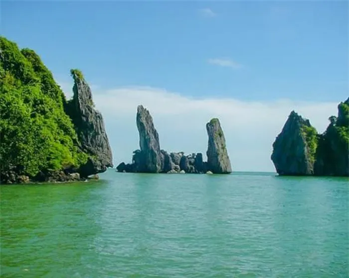 3. Hòn Phụ Tử (Kiên Giang): Hòn Phụ Tử là hai tảng đá lớn, nằm sát nhau, một lớn một nhỏ, tạo nên hình ảnh biểu tượng cho lòng hiếu thảo của con cái đối với cha mẹ. Nằm ở huyện Kiên Lương, tỉnh Kiên Giang, Hòn Phụ Tử không chỉ là điểm đến du lịch hấp dẫn mà còn là nơi gắn liền với nhiều truyền thuyết ly kỳ.(Ảnh: DNN)