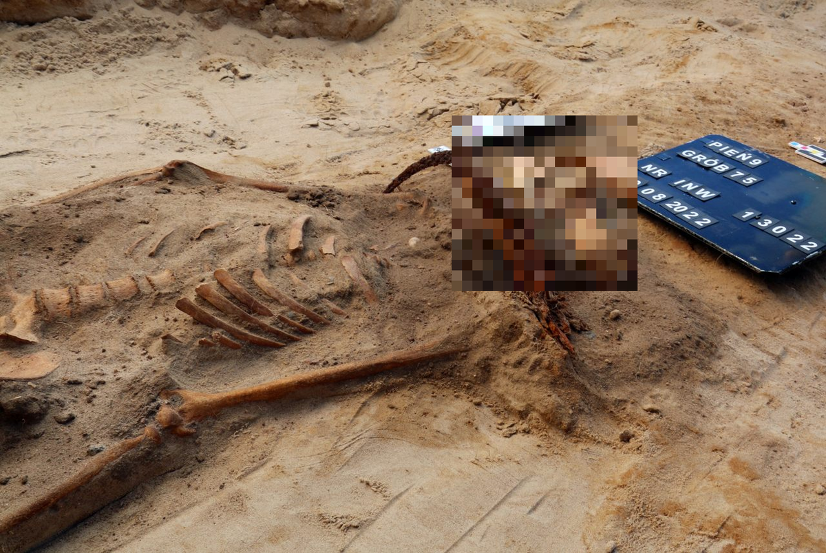 Một số ngôi mộ kèm theo các vật kỳ dị, trong khi một số mộ rõ ràng là dành cho người nghèo. Tuy nhiên, nghĩa trang cũng bao gồm người giàu, ví dụ hài cốt của một phụ nữ mang lưỡi liềm vàng trên cổ, mặc quần áo chỉ vàng và từng uống một loại thuốc chứa vàng trước khi chết, cũng được xác định là một "ma cà rồng".(Ảnh: Atlas Obscura)