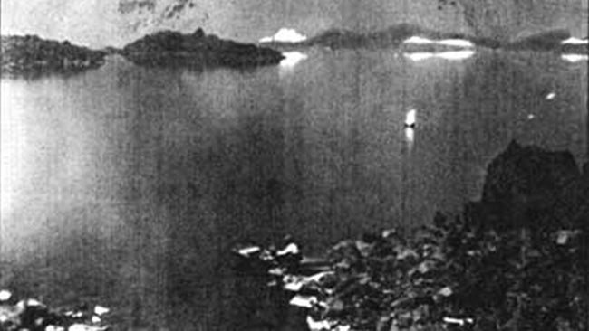 Với chiều dài khoảng 9 mét và đường kính 60 cm, khúc gỗ trồi lên khỏi mặt nước hơn 1 mét. Đáng kinh ngạc hơn, các nhà khoa học đã xác định tuổi đời thực tế của khúc gỗ này hơn 450 năm bằng phương pháp phân tích cacbon.(Ảnh: The Weather Channel)