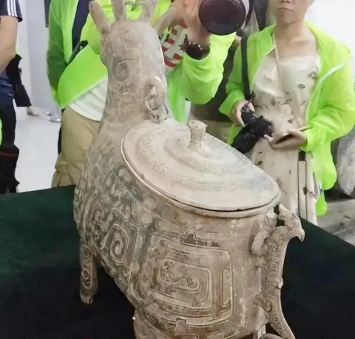 Ông Trần chia sẻ: "Nếu bán các cổ vật này, tôi có thể đang tiếp tay cho buôn bán bất hợp pháp và có thể gặp rủi ro pháp lý. Hơn nữa, đây là những di sản quý giá của quốc gia, cần được bảo vệ và gìn giữ".(Ảnh: Người đưa tin)