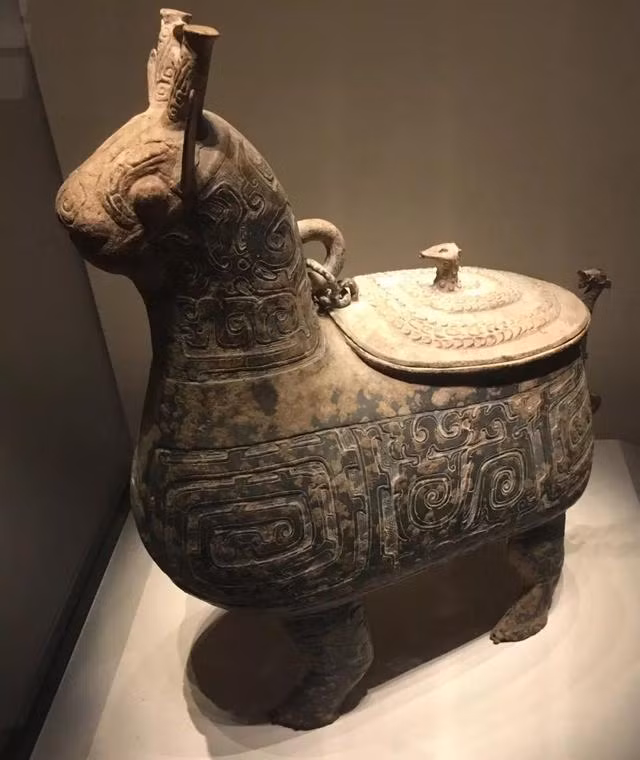 Với suy nghĩ đó, ông Trần liên lạc với Quản lý Di tích Văn hóa địa phương ở Quảng Tây và giao nộp lại toàn bộ kho báu. Sau khi thẩm định, các chuyên gia xác nhận đây là những cổ vật từ thời Chiến Quốc, một thời kỳ quan trọng trong lịch sử Trung Quốc. Bình rượu bằng đồng hình kỳ lân đã được công nhận là di tích văn hóa hạng nhất quốc gia và được trưng bày tại Bảo tàng Quốc gia Trung Quốc. Những cổ vật khác cũng được công nhận là di tích văn hóa hạng hai.(Ảnh: PNVN)