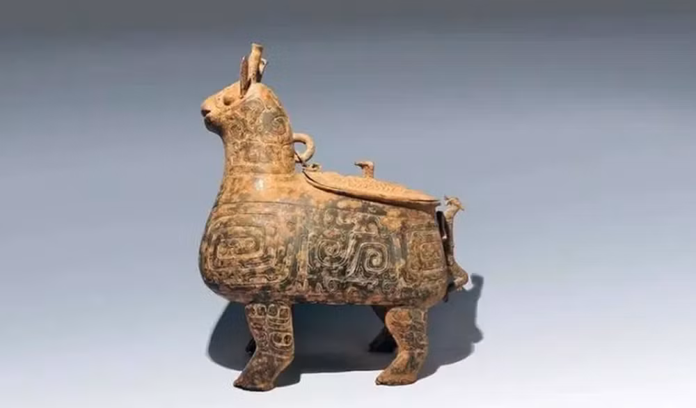 Để ghi nhận hành động cao đẹp này, chính quyền địa phương đã trao tặng ông Trần giấy khen và phần thưởng tiền mặt, nhằm biểu dương tinh thần trách nhiệm với lịch sử và văn hóa quốc gia.(Ảnh: PNVN)