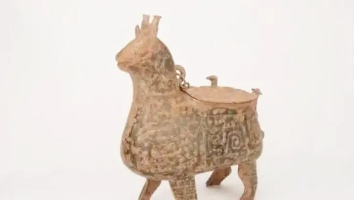 Khi tin đồn về kho báu lan rộng, nhiều nhà buôn đồ cổ đã tìm đến nhà ông Trần với lời đề nghị mua lại các món cổ vật với giá cao. Đặc biệt, bức tượng kỳ lạ được trả giá lên tới 2 triệu NDT (khoảng 6,8 tỉ đồng). Tuy nhiên, trái với sự hấp dẫn của số tiền khổng lồ, ông Trần quyết định không bán các cổ vật này.(Ảnh: Người đưa tin)