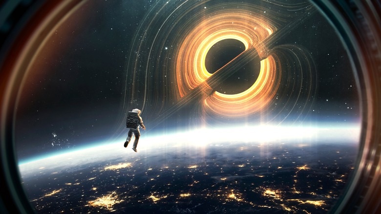 Một trong những đặc điểm kỳ lạ nhất của hố đen là cách nó bẻ cong thời gian và không gian. Khi một người vượt qua chân trời sự kiện, thời gian dường như chậm lại đối với người quan sát từ xa. Ngược lại, đối với chính người đang rơi vào hố đen, thời gian vẫn trôi qua bình thường từ góc nhìn của họ.(Ảnh:SlashGear)