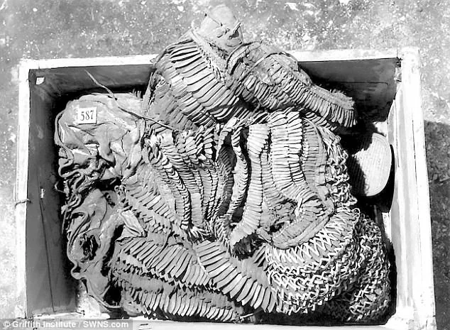 2. Bộ giáp của Vua Tutankhamun (Niên đại: Thế kỷ 14 TCN, xuất xứ: Ai Cập cổ đại): Bộ giáp này thuộc về vua Tutankhamun, vị pharaoh nổi tiếng của Ai Cập. Giáp được làm từ da và được trang trí với các họa tiết hoa văn tinh xảo bằng vàng và bạc.(Ảnh: Reddit)