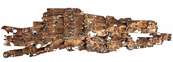 4. Giáp "Lorica Squamata" của Serbia (Niên đại: Thế kỷ 1 TCN - 1 CN, xuất xứ: Đế chế La Mã, sử dụng tại Serbia): Lorica Squamata là loại giáp làm từ nhiều mảnh kim loại nhỏ hình vảy cá, gắn kết với nhau bằng dây da hoặc kim loại. Bộ giáp này cung cấp sự linh hoạt cao và bảo vệ tốt cho các chiến binh La Mã. (Ảnh: Sofija Petkovic/Miroslav Vujović)