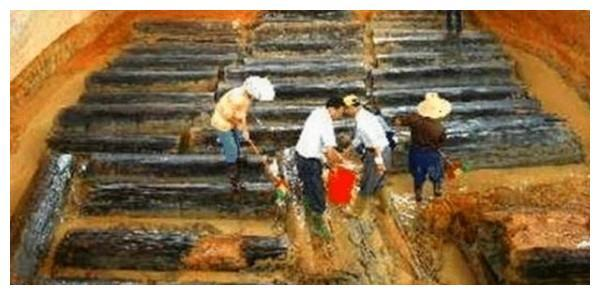 Cuối tháng 12/2006, một nhóm nông dân ở Thủy Khẩu, huyện Tĩnh An, tỉnh Giang Tây, Trung Quốc đã phát hiện một ngôi mộ cổ chứa 46 quan tài khi sử dụng thuốc nổ để phá đá xây dựng đường cao tốc. (Ảnh: Sina)