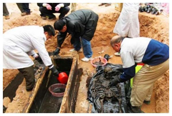 Khi mở nắp các quan tài, các nhà khảo cổ đã phát hiện 46 hài cốt nữ phát sáng một cách bí ẩn, với độ tuổi từ 16 đến 20. (Ảnh: Sina)