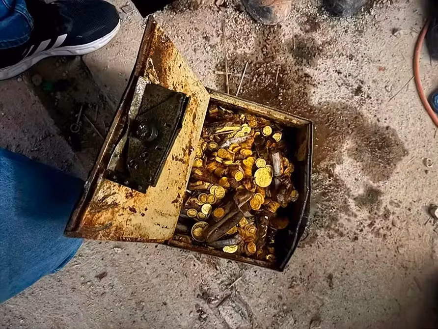 Một thợ sửa ống nước ở Vienna, Áo đã bất ngờ phát hiện một kho báu trị giá hơn 64 tỷ đồng (2 triệu bảng Anh) trong một chiếc rương kim loại rỉ sét chôn dưới tầng hầm. (Ảnh: NF/newsX) 