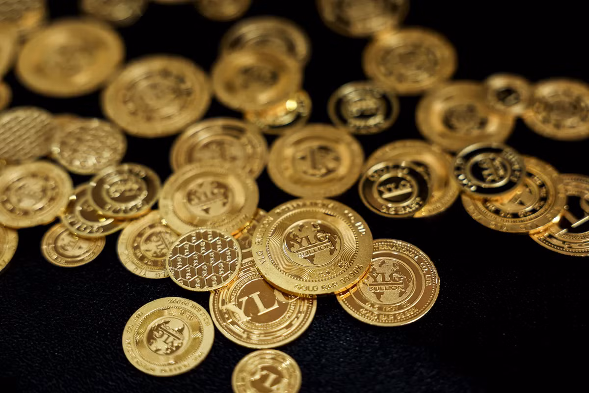 Khi đang cải tạo tầng hầm, anh tình cờ thấy một sợi dây thừng bí ẩn nhô ra từ sàn bê tông. Sau khi đục bỏ lớp bê tông, anh phát hiện ra chiếc rương chứa 30kg tiền vàng khắc hình Mozart.(Ảnh: Daily Wrap)