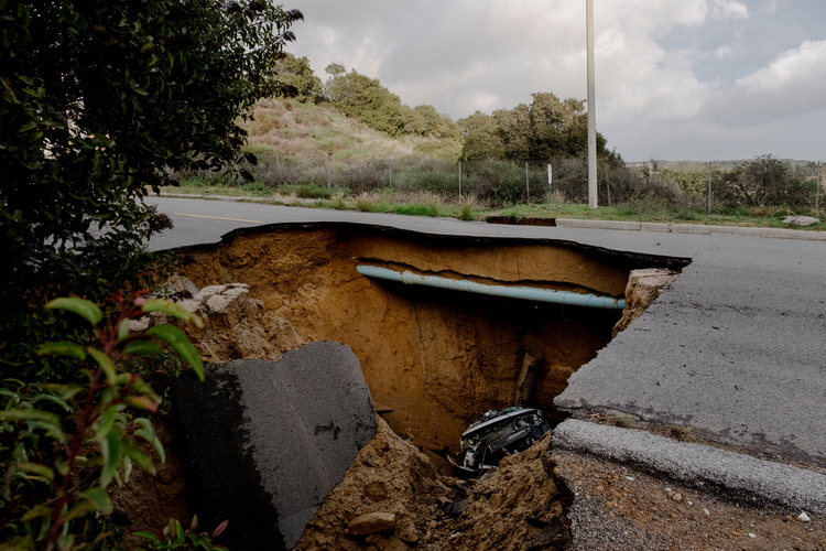 Hiện tượng này xảy ra khi lớp đất đá bên dưới bề mặt bị rỗng dần do các quá trình tự nhiên hoặc nhân tạo, dẫn đến sự sụt lún đột ngột của mặt đất.(Ảnh:The New York Times)