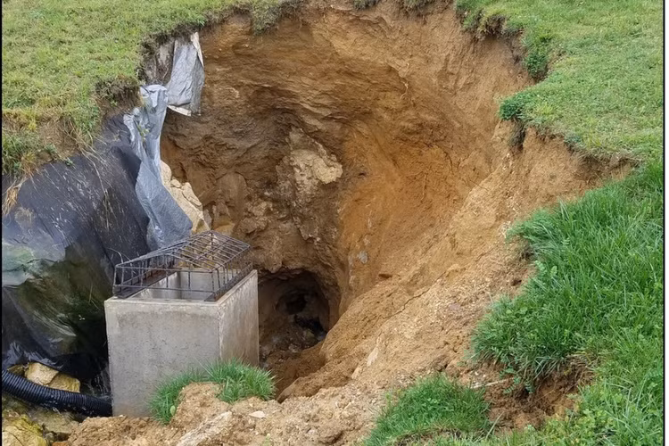 Ngoài ra, hoạt động của con người như khai thác khoáng sản, xây dựng hạ tầng, và đặt các đường ống cấp thoát nước cũng có thể góp phần tạo ra hố sụt. (Ảnh:Earth Engineering)