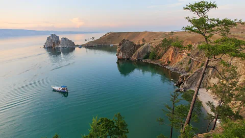 Tuy nhiên, việc trục vớt kho báu này gặp nhiều trở ngại kỹ thuật, như địa hình đáy hồ phức tạp, dòng chảy ngầm mạnh và tầm nhìn dưới nước thấp. Ngay cả với công nghệ hiện đại, việc lặn sâu gần 2.000 m để tìm kiếm và đưa lượng vàng này lên gần như bất khả thi.(Ảnh: BBC)