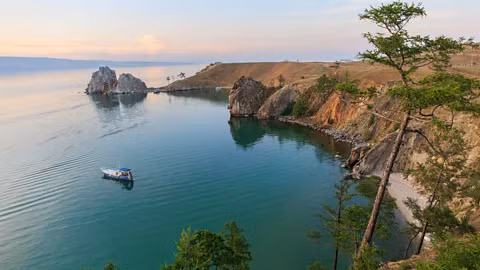 Tuy nhiên, việc trục vớt kho báu này gặp nhiều trở ngại kỹ thuật, như địa hình đáy hồ phức tạp, dòng chảy ngầm mạnh và tầm nhìn dưới nước thấp. Ngay cả với công nghệ hiện đại, việc lặn sâu gần 2.000 m để tìm kiếm và đưa lượng vàng này lên gần như bất khả thi.(Ảnh: BBC)