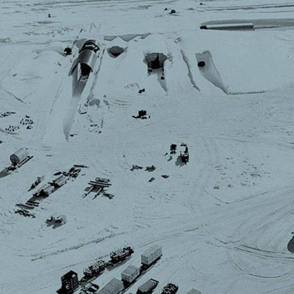 Camp Century không chỉ là một biểu tượng của Chiến tranh Lạnh mà còn là một lời nhắc nhở mạnh mẽ về sự tương tác giữa con người và thiên nhiên. Những bí ẩn của quá khứ, được bảo tồn dưới lớp băng giá hàng thập kỷ, đang dần lộ diện, mang theo những câu chuyện chưa từng được kể và những bài học quý giá cho thế hệ mai sau.(Ảnh:CIRES)