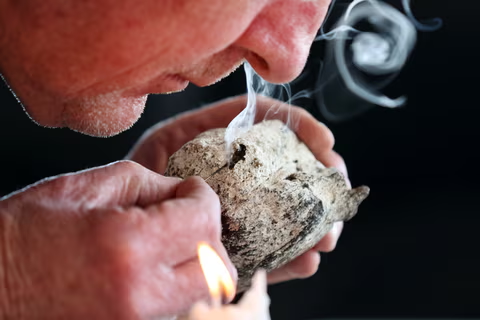 Tuy nhiên, giá trị lớn nhất của long diên hương nằm ở ngành công nghiệp nước hoa. Với mùi hương đặc trưng và khả năng duy trì mùi lâu, long diên hương được sử dụng như một nguyên liệu quan trọng trong nhiều loại nước hoa cao cấp. Chính vì vậy, long diên hương đã trở thành một trong những sản phẩm xa xỉ đắt tiền và được săn đón trên thị trường quốc tế.(Ảnh: The Guardian)