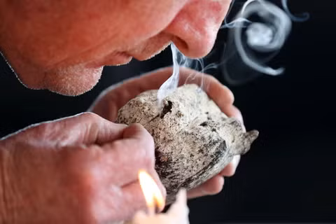 Tuy nhiên, giá trị lớn nhất của long diên hương nằm ở ngành công nghiệp nước hoa. Với mùi hương đặc trưng và khả năng duy trì mùi lâu, long diên hương được sử dụng như một nguyên liệu quan trọng trong nhiều loại nước hoa cao cấp. Chính vì vậy, long diên hương đã trở thành một trong những sản phẩm xa xỉ đắt tiền và được săn đón trên thị trường quốc tế.(Ảnh: The Guardian)