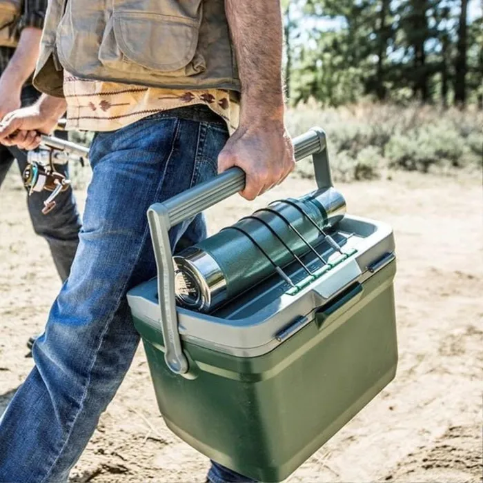 Chiếc thùng đựng đá này được cho là nơi cất giữ thịt, nhưng do thời tiết nhiệt đới, thịt bị hỏng và có mùi giống xác động vật nên con trăn đã nuốt phải. (Ảnh: Saostar)