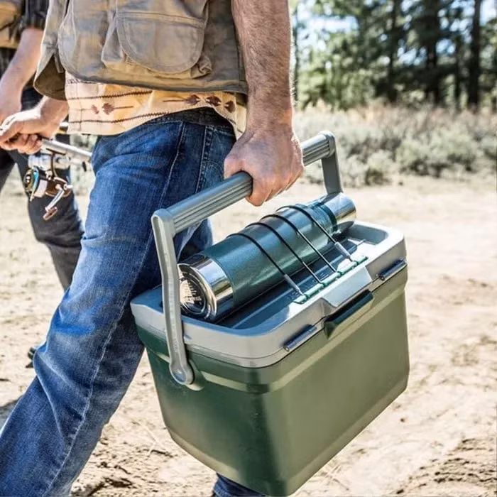 Chiếc thùng đựng đá này được cho là nơi cất giữ thịt, nhưng do thời tiết nhiệt đới, thịt bị hỏng và có mùi giống xác động vật nên con trăn đã nuốt phải. (Ảnh: Saostar)