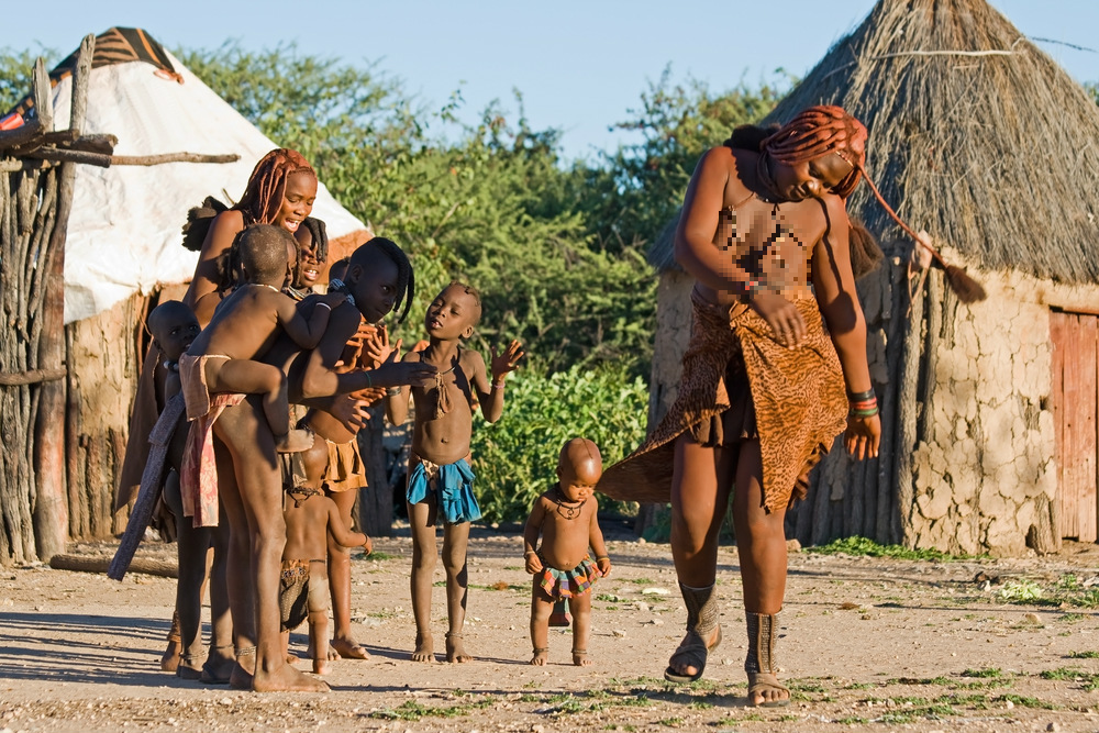 Người Himba sống trong những ngôi làng nhỏ, biệt lập và thường xuyên di chuyển. (Ảnh: AFK Travel)
