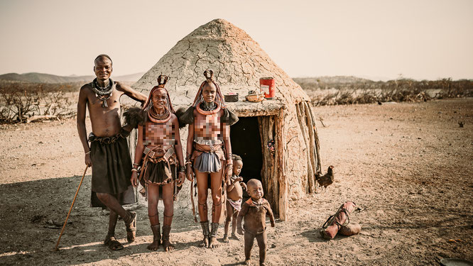 Phụ nữ Himba không tắm bằng nước suốt đời, để ngực trần và chỉ quấn khố nhỏ. Họ bôi một hợp chất từ bột màu, đất đỏ, bơ và thảo mộc lên da để bảo vệ khỏi ánh nắng, tạo nên màu đỏ đặc trưng.(Ảnh: Awesomewild)