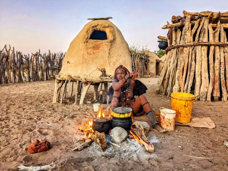  Bộ lạc Himba ở phía Bắc Namibia là một trong những bộ lạc giữ được nhiều phong tục cổ xưa và độc đáo nhất trên thế giới. (Ảnh: Travel Oasis)