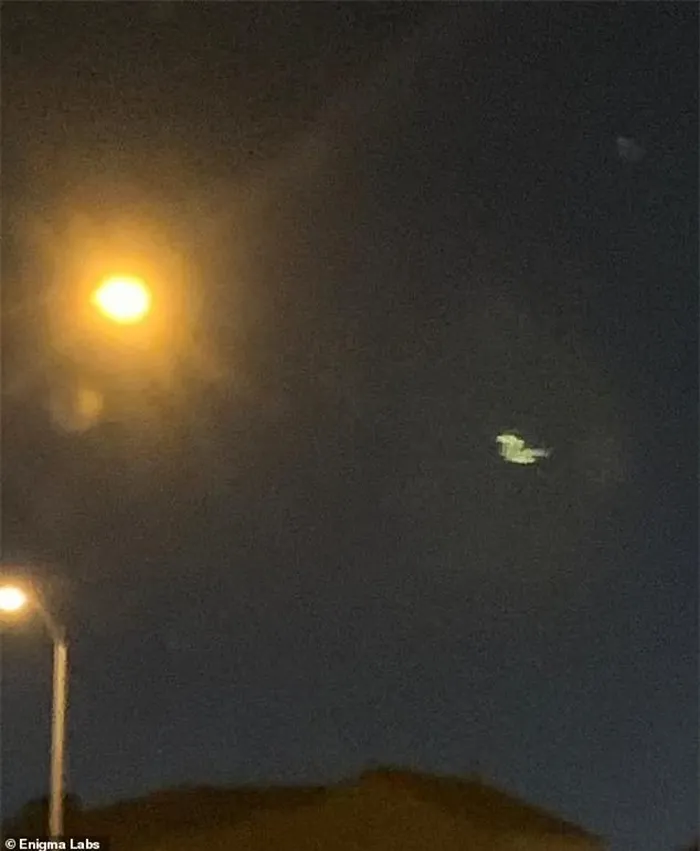 Tướng Glen VanHerck của Bộ Tư lệnh Phòng thủ Hàng không Vũ trụ Bắc Mỹ (NORAD) đã yêu cầu sử dụng các công cụ nghe lén điện tử để tìm ra nguồn gốc của các vật thể này. Tướng Không quân Gregory Guillot cũng nhấn mạnh rằng số lượng các vụ việc UFO khó hiểu liên quan đến các căn cứ của Hoa Kỳ đang tăng lên.(Ảnh: DNVN)