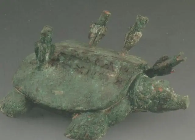 Sau khi phát hiện và làm sạch, ông mang nó tới Cục Di sản Văn hóa để thẩm định. (Ảnh: sohu)