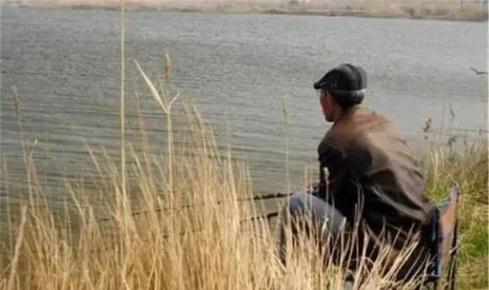 Một ông lão ở Hà Nam, Trung Quốc, trong khi câu cá đã bắt được một vật thể lạ giống hình con rùa. (Ảnh: DNVN)