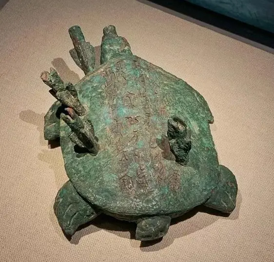 Câu chuyện bắt đầu khi ông lão đang câu cá và bắt được một vật thể kim loại hình rùa có cắm 4 mũi tên ngắn trên lưng và khắc chữ cổ. (Ảnh: sohu)