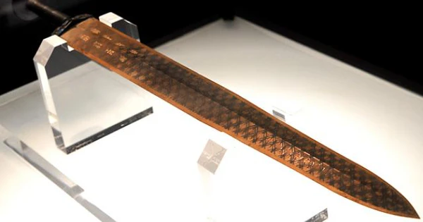 Để kiểm tra độ sắc bén của thanh kiếm, các nhà khảo cổ đã chồng 16 trang giấy lên nhau và chỉ với một nhát chém, tất cả đều bị chém đứt. Điều này thật phi thường vì những thanh kiếm cổ bằng đồng thường bị han gỉ và không còn nguyên vẹn sau khi khai quật.(Ảnh: Dân Việt)