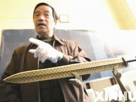 Thanh kiếm dài 56 cm, rộng 4,6 cm, với đốc kiếm khảm lưu ly màu xanh và đáy chuôi kiếm có 11 vòng tròn đồng tâm. Dù đã hàng ngàn năm tuổi, thanh kiếm vẫn bóng loáng, không bị gỉ sét và sắc bén đến mức một nhà khảo cổ vô tình chạm nhẹ vào lưỡi kiếm đã bị đứt tay.(Ảnh: Tiền Phong)