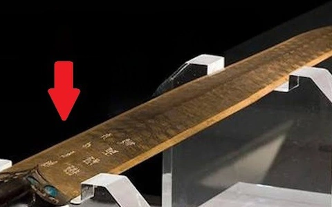 Việc thanh kiếm được tìm thấy trong mộ của một quý tộc nước Sở đã dấy lên nhiều giả thuyết. Một giả thuyết cho rằng, thanh kiếm có thể là của hồi môn mà Câu Tiễn trao cho con gái khi nàng cưới vua nước Sở. Giả thuyết khác cho rằng, thanh kiếm có thể là chiến lợi phẩm mà người nước Sở đoạt được trong thời Chiến Quốc.(Ảnh: aFamily)