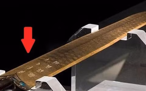 Việc thanh kiếm được tìm thấy trong mộ của một quý tộc nước Sở đã dấy lên nhiều giả thuyết. Một giả thuyết cho rằng, thanh kiếm có thể là của hồi môn mà Câu Tiễn trao cho con gái khi nàng cưới vua nước Sở. Giả thuyết khác cho rằng, thanh kiếm có thể là chiến lợi phẩm mà người nước Sở đoạt được trong thời Chiến Quốc.(Ảnh: aFamily)