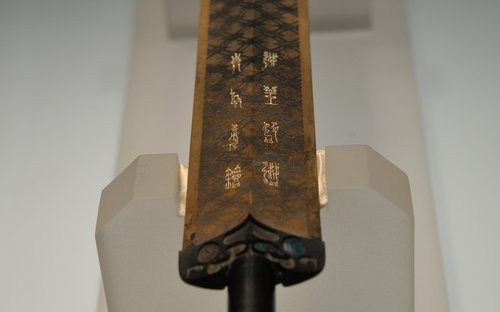 Sau khi nghiên cứu kỹ càng, các nhà khảo cổ đã xác định danh tính chủ nhân thanh kiếm nhờ vào 8 chữ khắc trên thanh kiếm: "Việt Vương Câu Tiễn tự tác dụng kiếm".(Ảnh: Tiền Phong)