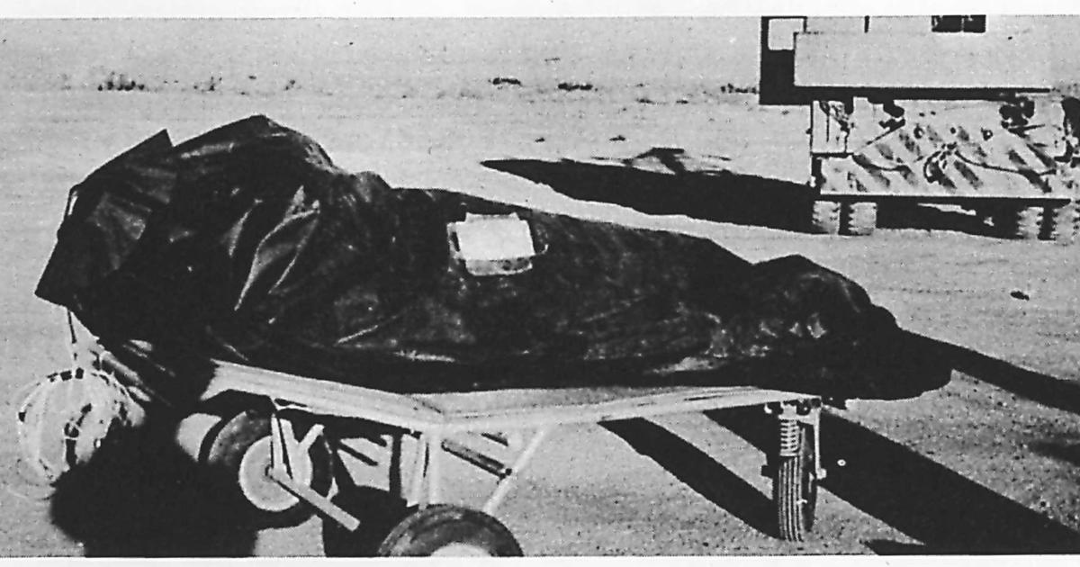 Một ví dụ nổi tiếng là vụ tai nạn Roswell năm 1947, ban đầu được cho là khinh khí cầu của quân đội, nhưng một cựu Tư lệnh Hải quân Hoa Kỳ, George W. Hoover, tiết lộ rằng đó có thể liên quan đến con người du hành thời gian.(Ảnh: CBS News)